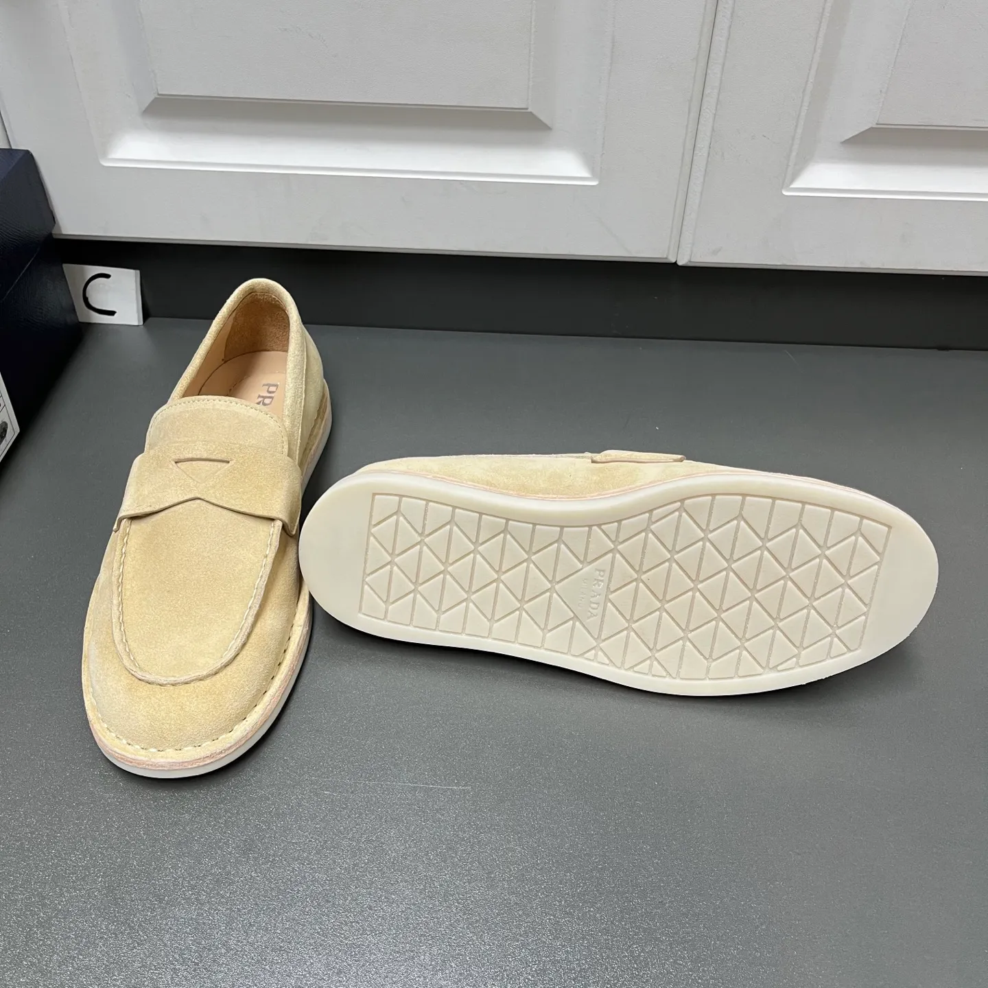 💰840 Prada men’s new suede leather loafers. Made of flocked cow second-layer leather, they combine classic design with handmade details, blending sophistication with casual comfort. Hot-stamped logo on the outside, topstitched seams on the skirt, 1.5cm white rubber sole with leather welt, dyed calfskin lining, silver-labeled cowhide feet, simple and elegant style, comes with a full set of original packaging dust bag! C leather shoe size: 39/40/41/42/43/44 Khaki Welcome to order